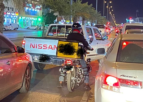 "دبّابات" توصيل الطلبات.. "الشركات" غير مبالية والسائقون فوضويون وقيادتهم متهورة.. والتنظيم الحازم يحد من حوادثها الخطيرة