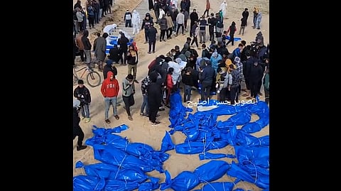 مشهد يفطر القلوب.. شاهد: عشرات الشهداء يوارون الثرى بمقبرة جماعية في رفح