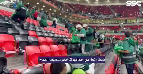 في بادرة رائعة.. جماهير الأخضر تنظف مدرجات ملعب أحمد بن علي
