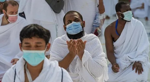 "شؤون الحرمين" تؤكد على زوار بيت الله ضرورة الالتزام بارتداء الكمامة
