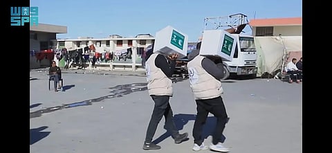 "إغاثي الملك سلمان" يوزّع السلالَ الغذائية في خربة العدس شرق رفح جنوب غزة