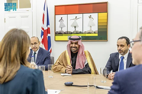وزير الثقافة يلتقي نظيرته البريطانية في لندن ويبحثان جوانب التعاون بين البلدين