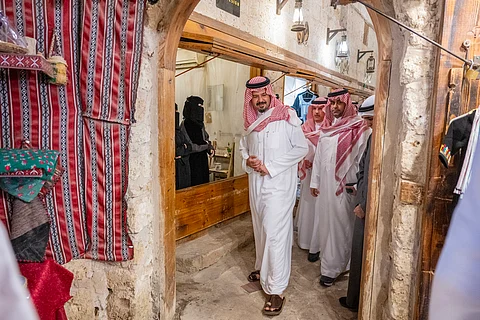 أمير المدينة المنورة سلمان بن سلطان خلال تفقده المنطقة التاريخية في ينبع