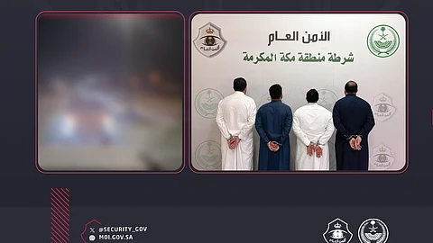 "شرطة مكة" تطيح بـ 4 يمنيين وتحدد هوية آخرين لسيرهم بمركباتهم في تجمع غير نظامي