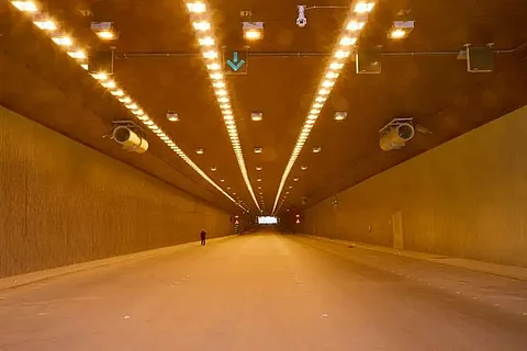 شاهد.. لقطات لنفق طريق أبي بكر الصديق في الرياض بعد افتتاحه رسميًا اليوم