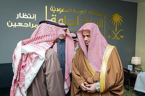 "المعجب" يتفقد النيابة العامة بمنطقة القصيم