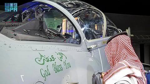 الأمير خالد بن سلمان يدشن آخر طائرة نفاثة متقدمة من طراز هوك تي 165