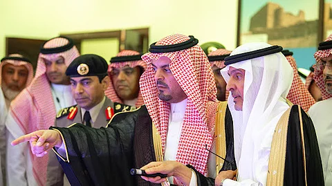نائب أمير مكة يتفقّد مشروعات محافظتَيْ "خليص" و"الكامل"
