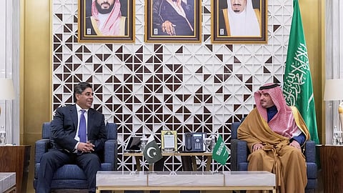 وزير الداخلية يستعرض مع نظيره الباكستاني سبلَ تعزيز مسارات التعاون الأمني المشترك