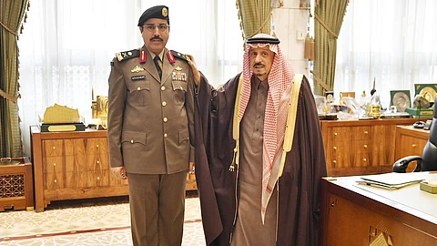 أمير الرياض يُقلد "ابن شويه" رتبة "لواء ركن"