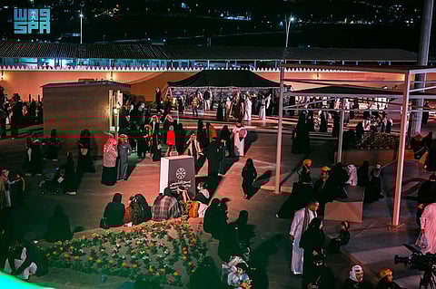 زوار قرية التأسيس بالباحة يُقبلون على محلات بيع الأكلات الشعبية