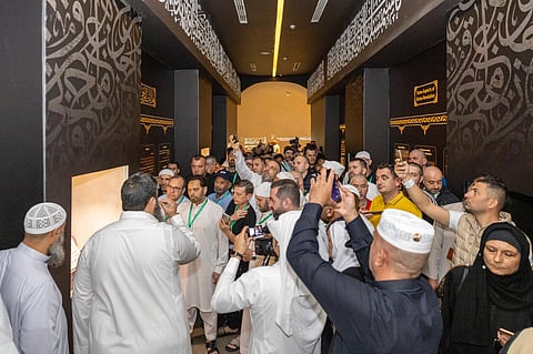 شاهد .. ضيوف خادم الحرمين يزورون معرض الوحي في حي حراء الثقافي بمكة