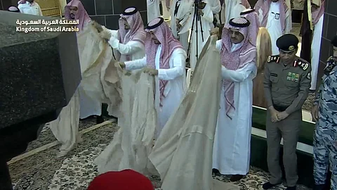 شاهد.. المصلون يقلبون الرداء أثناء خطبة صلاة الاستسقاء