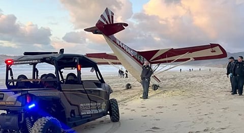 بالفيديو.. لحظة هبوط "طائرة مسروقة" على أحد شواطئ أمريكا