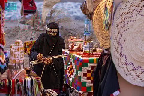 تجربة ثرية.. سوق "خاصرة عين زبيدة" المفتوح يخطف زوّاره لمنتجات الماضي التليد