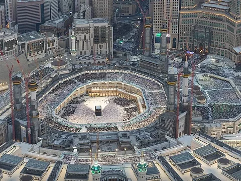 تأسيًا بسنة المصطفى عند الجدب.. جموع المصلين تؤدي صلاة الاستسقاء