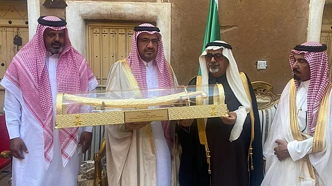 "محافظ مرات" يشارك "أثيثية" الاحتفال بيوم التأسيس ويتجول في تراثها وبلدتها التاريخية