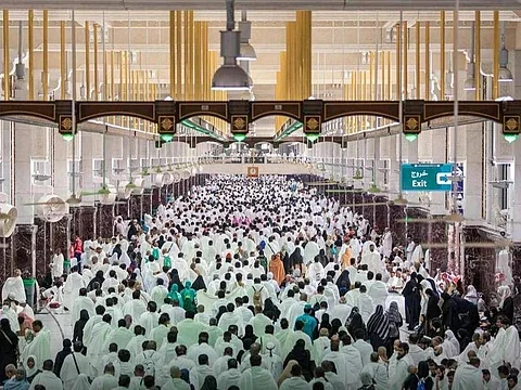 "الإيثار سمة المحسنين".. "الحج" تحث المعتمرين على التراحم والتعاون ومنع الازدحام