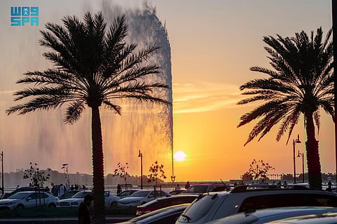 نافورة جدة ترسم مشاهد إبداعية خلابة مع غروب قرص الشمس