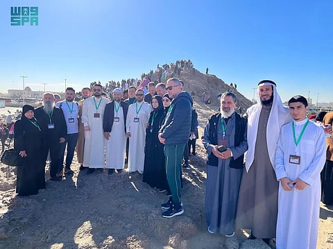 ضيوف خادم الحرمين يزورون مقبرةَ الشهداء وجبلَ الرماة ومسجدَ قباء