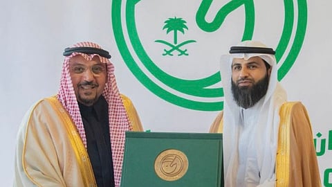 أمير القصيم يُكَرّم رئيس مجلس إدارة "سلام" البيطرية