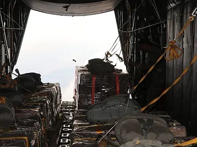 مصر تنفّذ إنزالًا جويًّا لمساعدات غذائية وإغاثية على شمال غزة