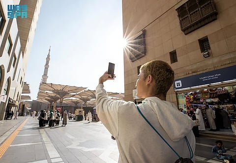 الدفعة الثالثة من ضيوف برنامج خادم الحرمين تؤدي صلاة الجمعة بالمسجد النبوي