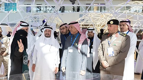 "السليمان" يطلع على الحلول المبتكرة للأمن بجناح الداخلية في معرض الدفاع العالمي 2024م