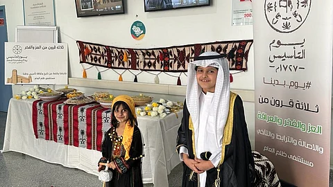 بالزي التراثي وعروض منجزات المملكة.. مستشفى ظلم العام يحتفل بيوم التأسيس