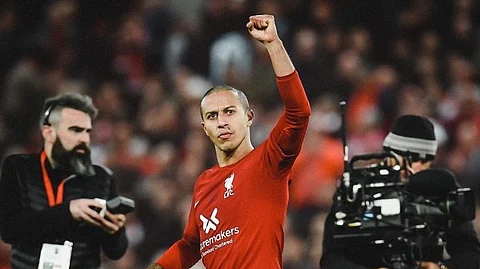 لاعب ليفربول "ألكانتارا" يدرس الانتقال إلى الدوري السعودي عبر بوابة "النصر"