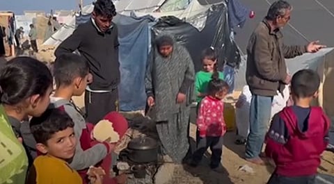 الكارثة الهائلة.. مسؤول "الصحة العالمية": سكان غزة يموتون من الجوع