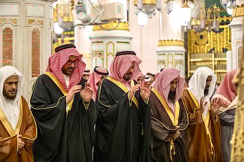 أمير المدينة المنورة ونائبه يؤدّيان صلاةَ الميت على "عبدالعزيز الفالح"
