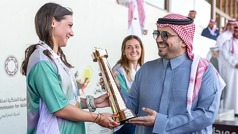 الفرنسية "فيرولود" و5 سعوديين أبطال سباق الهجانة في مهرجان خادم الحرمين الشريفين للهجن