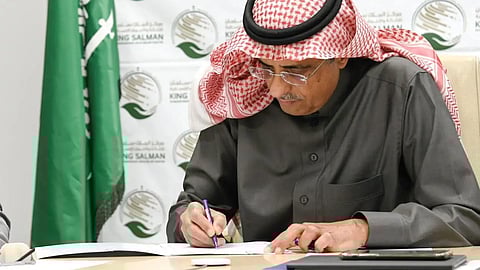 أحمد البيز يوقع الاتفاقية عبر الاتصال المرئي