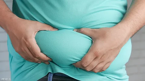 إذا أردت التخلص من دهون البطن بسرعة.. تجنب هذا الطعام فورًا