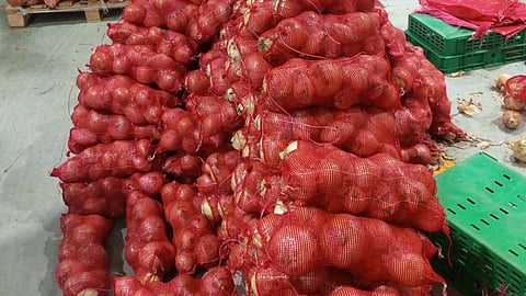 "التجارة" تضبط أطنانَ بصل مخبّأة في مستودع في أحد أحياء الرياض