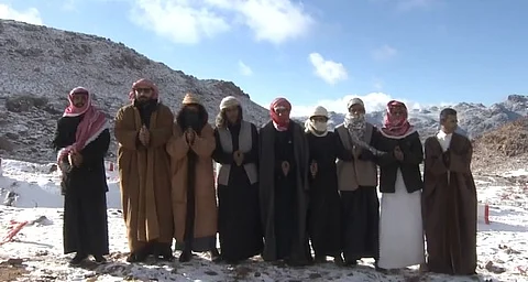 فيديو.. متنزهون يؤدون "الدحة" بين ثلوج جبل اللوز احتفالاً بيوم التأسيس