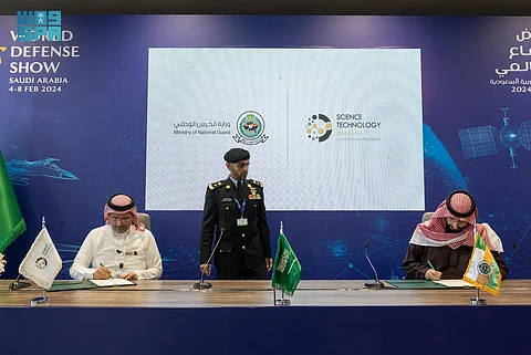 وزير الحرس الوطني الأمير عبدالله بن بندر خلال توقيعه العقود ومذكرات التفاهم