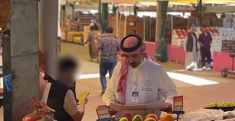 ضبط 15 حالة اشتباه بالتستر التجاري ومخالفات توطين في أسواق النفع بجدة