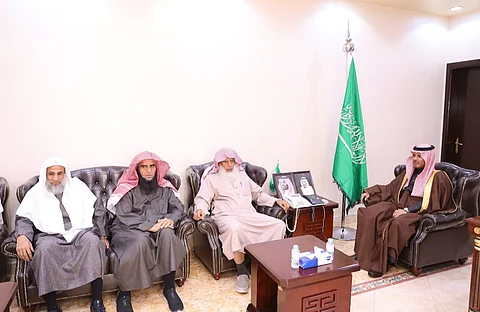 "محافظ الزلفي" يهنئ جمعية تحفيظ القرآن لفوزها بالمركز الثاني بجائزة أمير الرياض