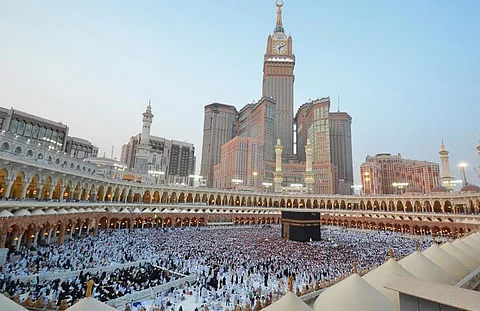إجازة دراسية وأجواء ربيعية.. العاصمة المقدسة تشهد توافدًا كبيرًا لأداء العمرة
