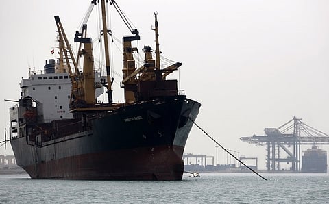 هجوم بصاروخين يستهدف سفينة في مضيق باب المندب