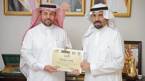 عبدالله الراجحي يتسلم شهادة التكريم من رئيس النادي الأدبي بجدة عبدالله السلمي