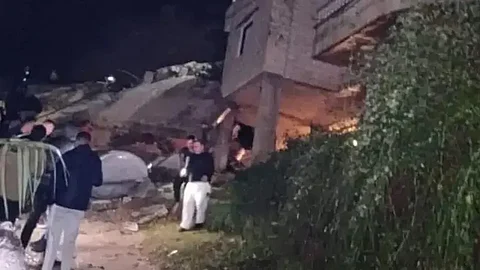 موقع المبنى المنهار