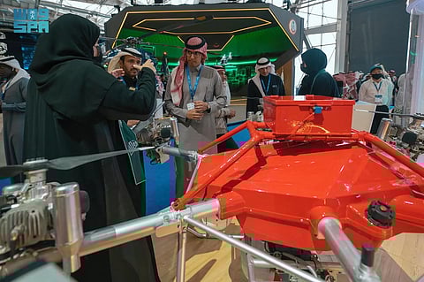 "الدفاع المدني" يستعرض طائرة دون طيار لمكافحة الحرائق بمعرض الدفاع العالمي 2024