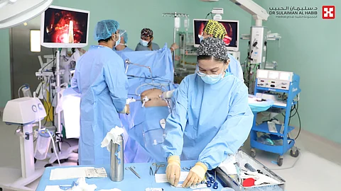مستشفى الدكتور سليمان الحبيب بالخبر ينهي معاناة سيدة مع السمنة المفرطة بعملية منظار معقدة