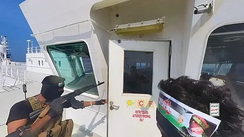 هجوم حوثي على سفينة بالبحر الأحمر