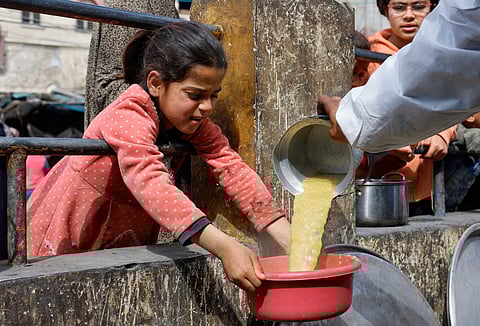 مشاهد من العصور الوسطى: الجوع يفتك بسكان غزة.. وملاذهم الأخير تحت التهديد المستمر