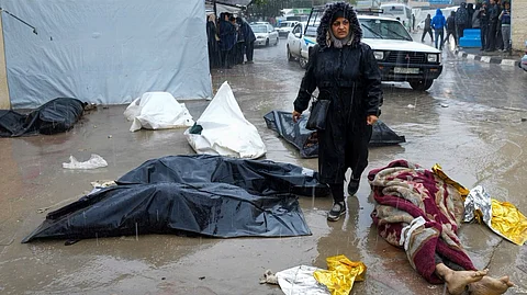 جثث أمام مشرحة مستشفى الأقصى في دير البلح تحت الأمطار الغزيرة