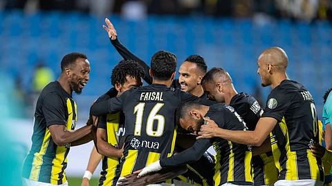 فرحة لاعبي الاتحاد بتسجيل هدف في مرمى الفيصلي